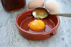 تشخیص عسل طبیعی با زرده تخم مرغ
